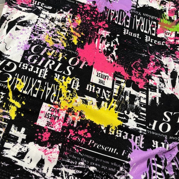 Love ❤️ size large paint splatter newspaper vneck curved hem short sleeve shirt - Picture 6 of 10